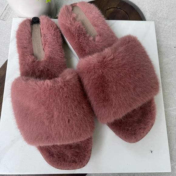 Women's Eira Faux Shearling Slides
In Sweet Rose size 40 - Picture 5 of 9